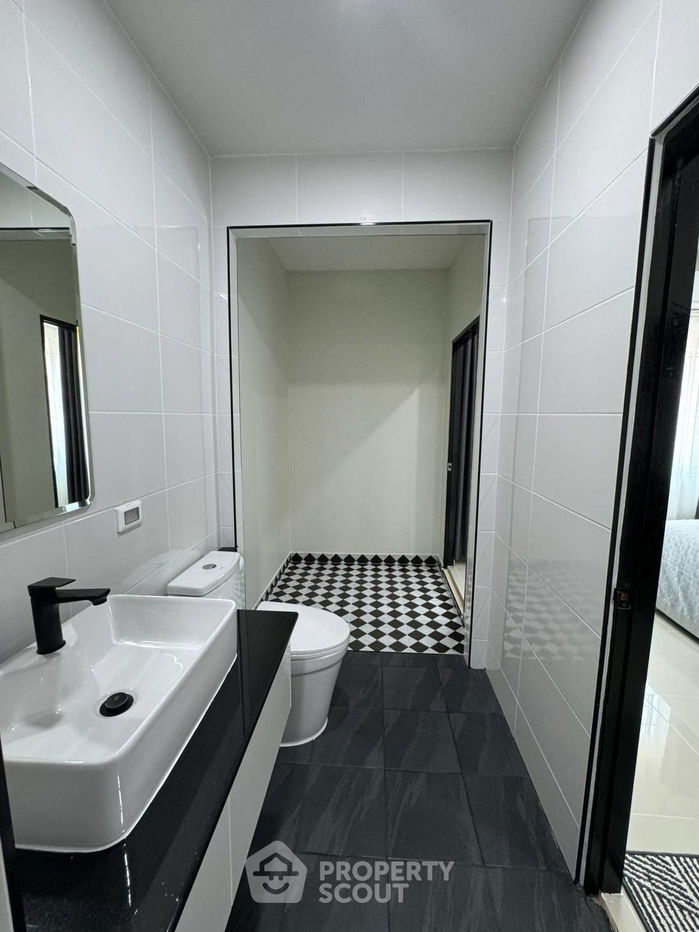 picture 3-BR Townhouse close to East Pattaya (ID 2136751) - 9/12