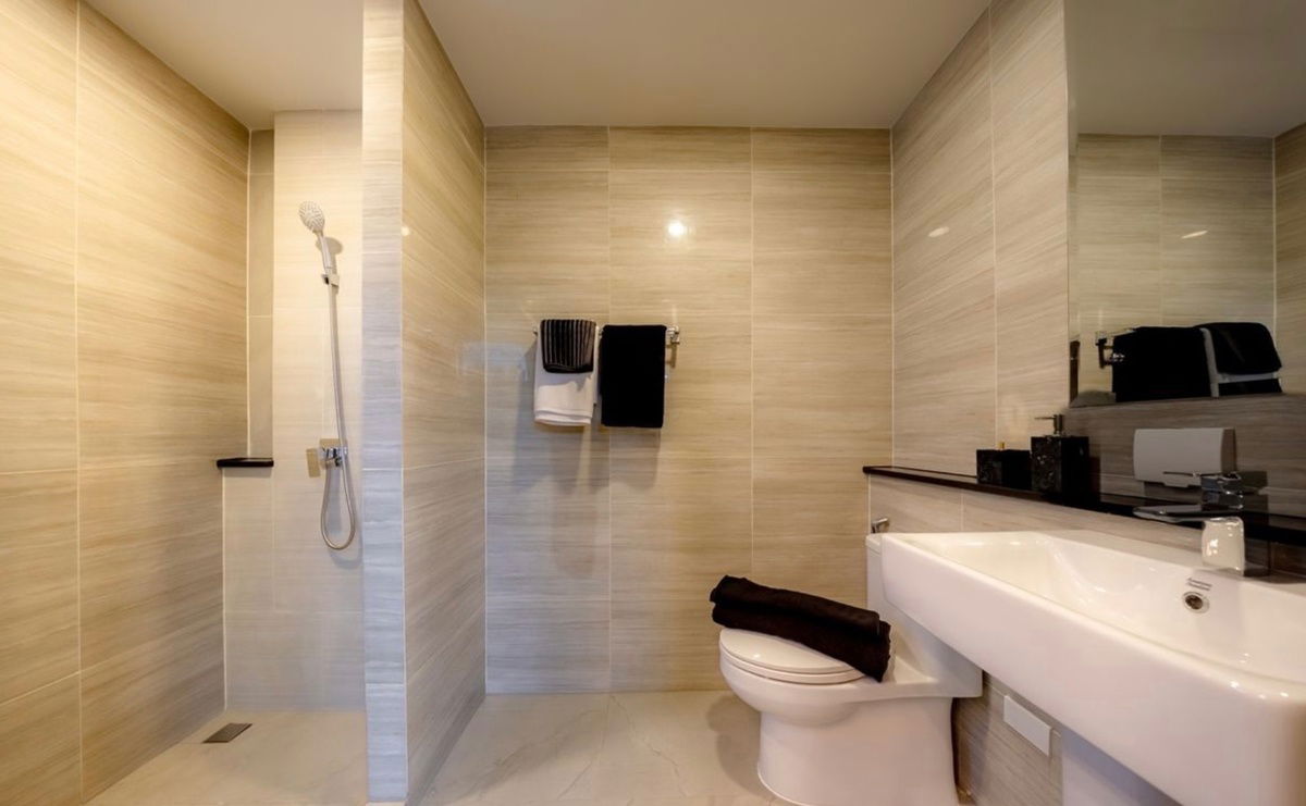 picture For sale: Luxury semi-detached house, Grand Britannia Bangna-, beautiful, cheap, near Airport Link Lat Krabang. Interested? Add me on Line @841qqlnr. - 15/17