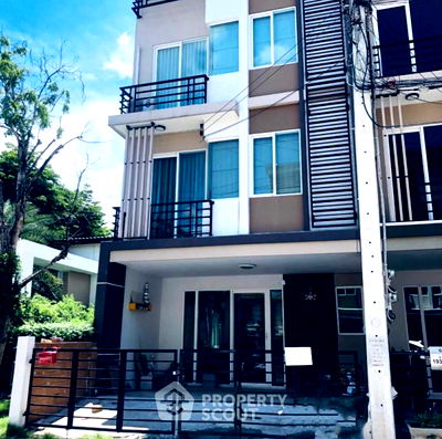 Townhouses for sale Seri Thai Rode : 4-BR Townhouse at Gusto Grand Ramkhamhaeng in Saphan Sung (ID 2150389)