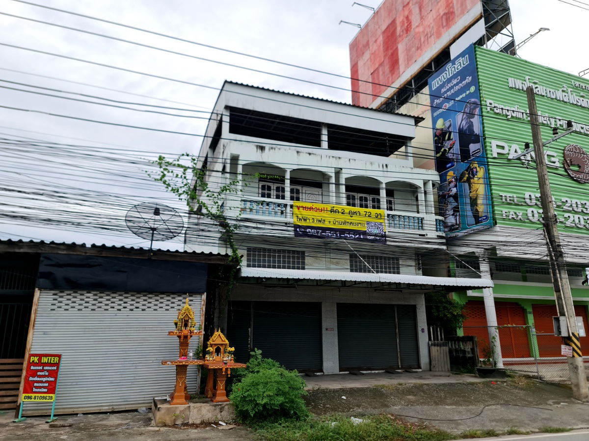 รูป ขายด่วน ตึก 2 คูหา  2.5 ชั้น + ดาดฟ้า  ทำเลทอง พร้อมห้องพักคนงาน  76 ตรว.  ติดถนนเลี่ยงมืองชลบุรี  600 เมตร จากปั๊มปตท.หนองไม้แดง  - รูปที่ 1/12