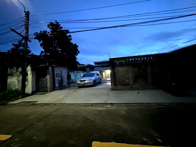 Factory for rent Yamjard Vichanusorn School : Warehouse with 3room building and wide parking lot