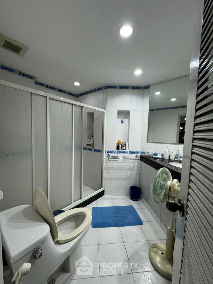 picture 3-BR Condo at Green Peace Mansion near MRT Kamphaeng Phet (ID 2140343) - 2/17