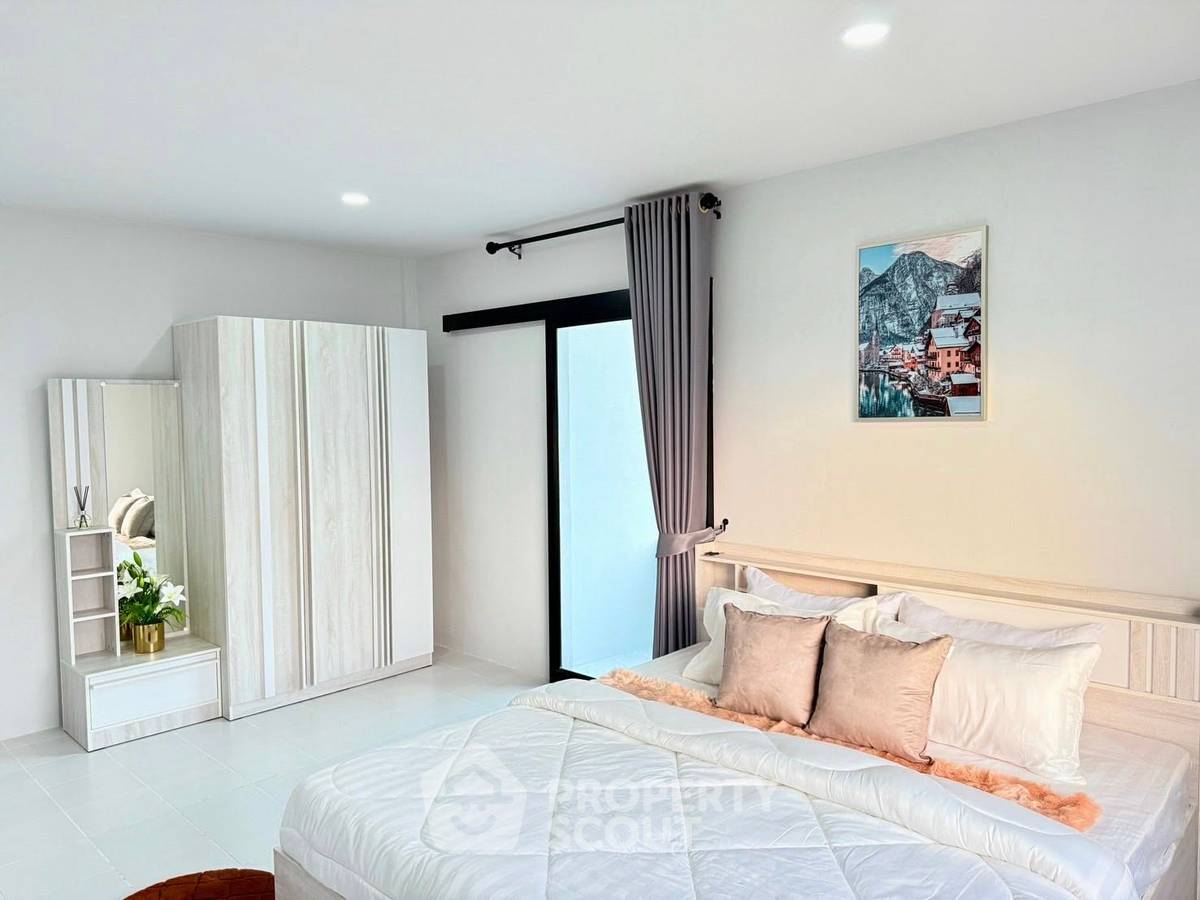 picture 3-BR Townhouse close to East Pattaya (ID 2141712) - 11/17