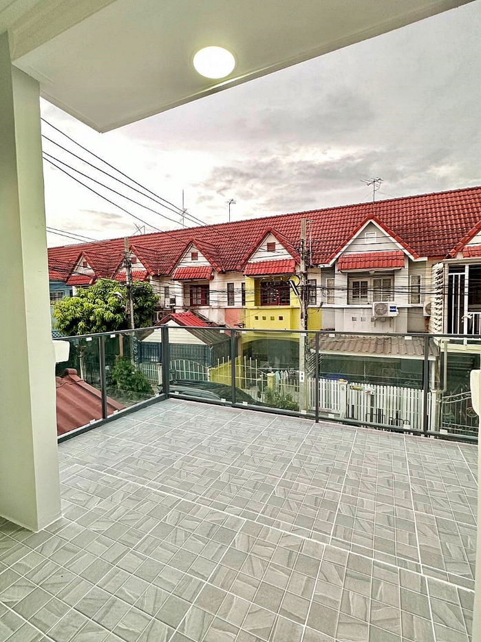 รูป บ้านสวยมาก มีเทอเรซหน้าบ้าน   #หมู่บ้านสวีทโฮม ปาร์ค  ทาวน์เฮ้าส์ 3 ห้องนอน รีโนเวทใหม่  ติดถนนบางกรวย – ไทรน้อย  ใกล้แม็คโคร บางบัวทอง - รูปที่ 20/28