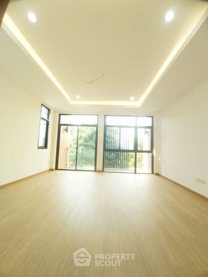 picture 4-BR House near MRT Huai Khwang (ID 2068303) - 9/27