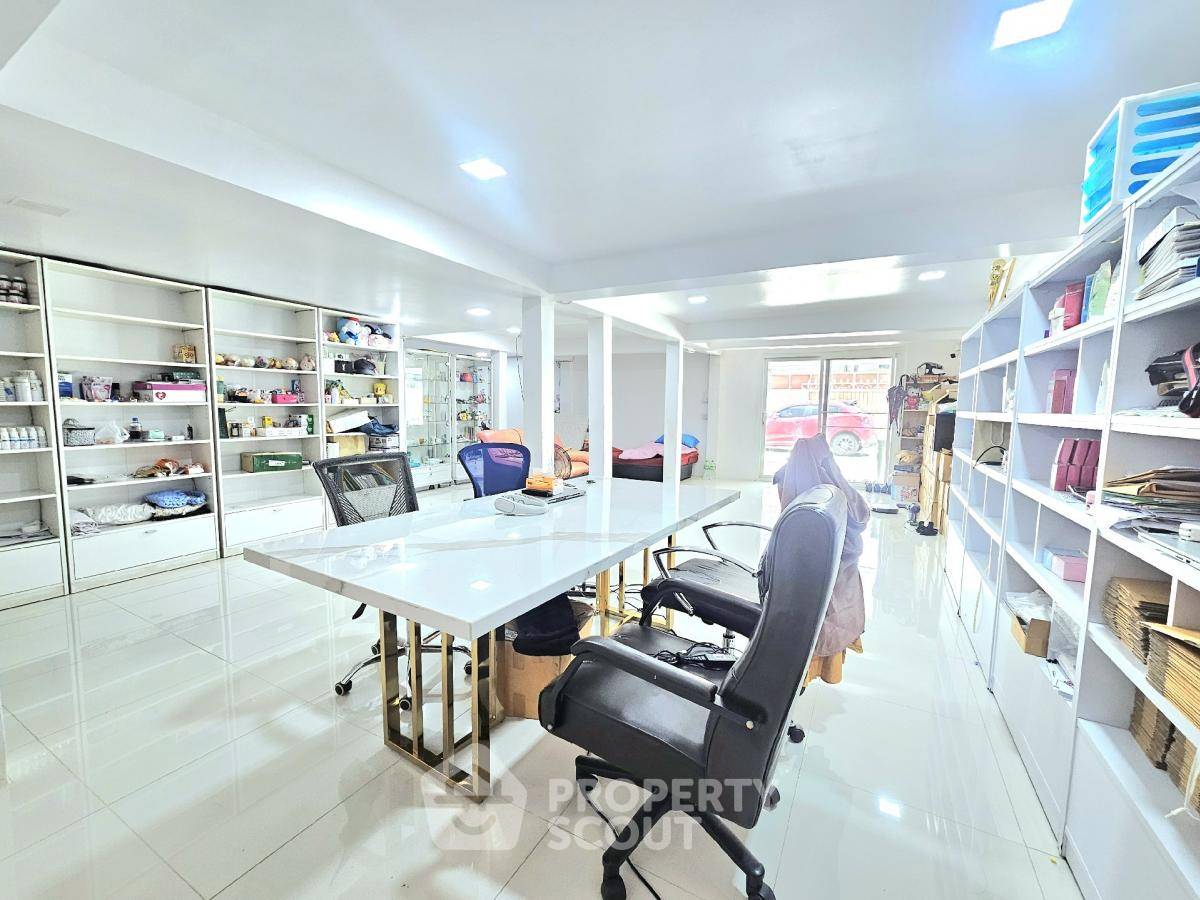 picture 3-BR House in Wang Thonglang (ID 1744350) - 2/15