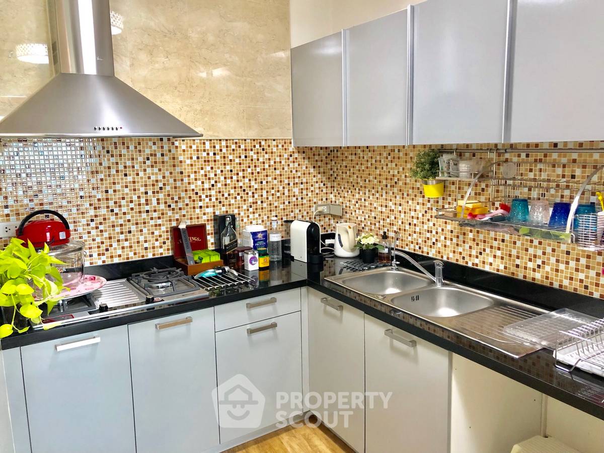 picture 3-BR Condo at Baan Rajprasong Condominium near BTS Ratchadamri (ID 511452) - 5/8