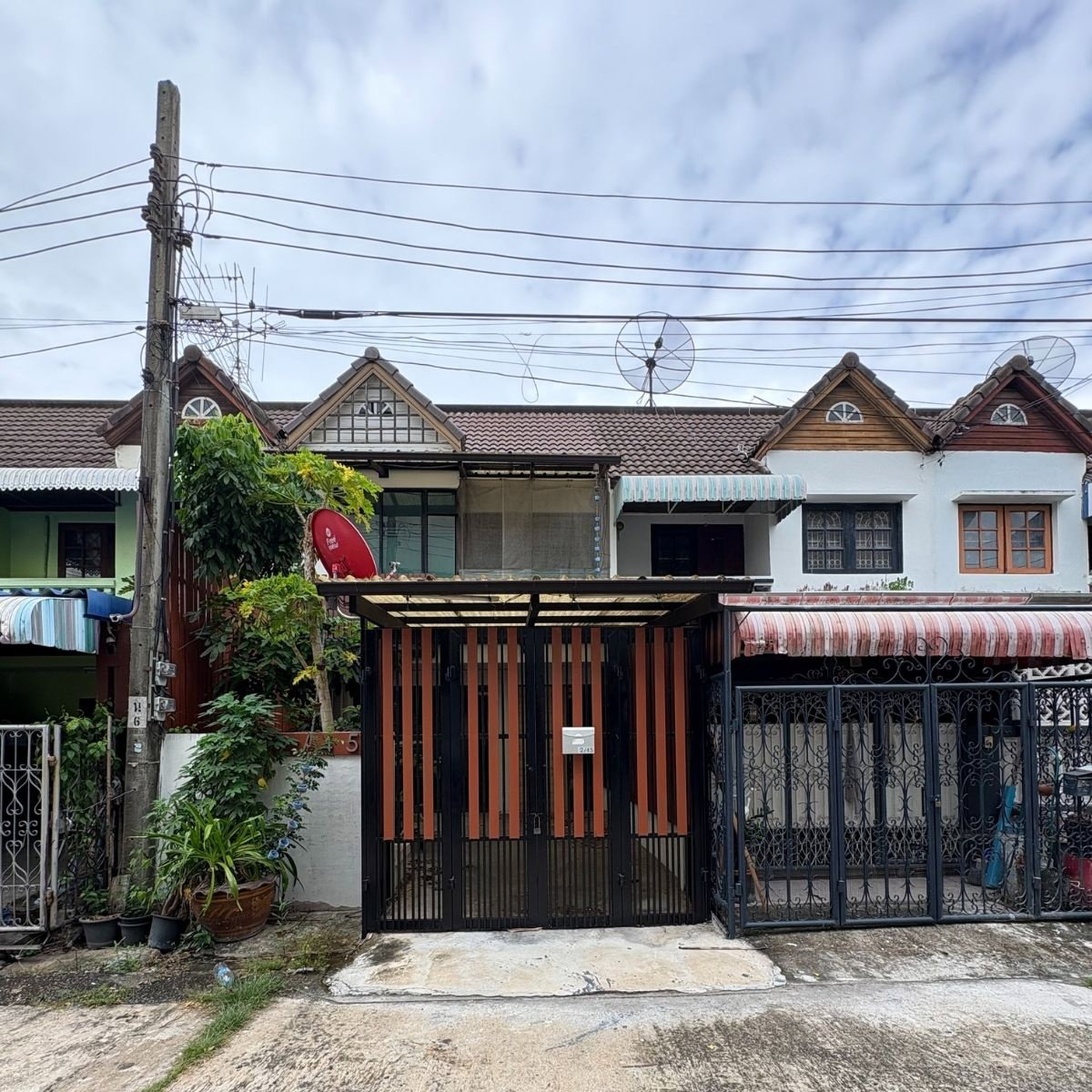 ทาวน์เฮาส์ 2 ชั้น พัฒนสุข ใกล้ MRT ปากเกร็ด–ศรีรัช บิวท์อินครบ เข้าอยู่ได้เลย