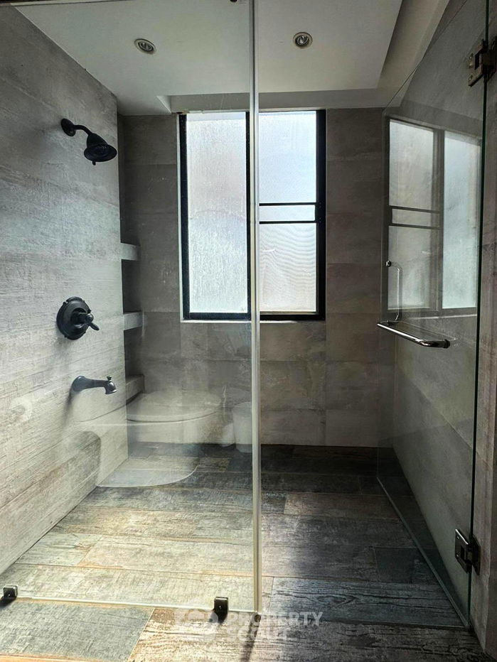 picture 3-BR Condo at Baan Prompong Condominium near MRT Phetchaburi (ID 1991457) - 22/40