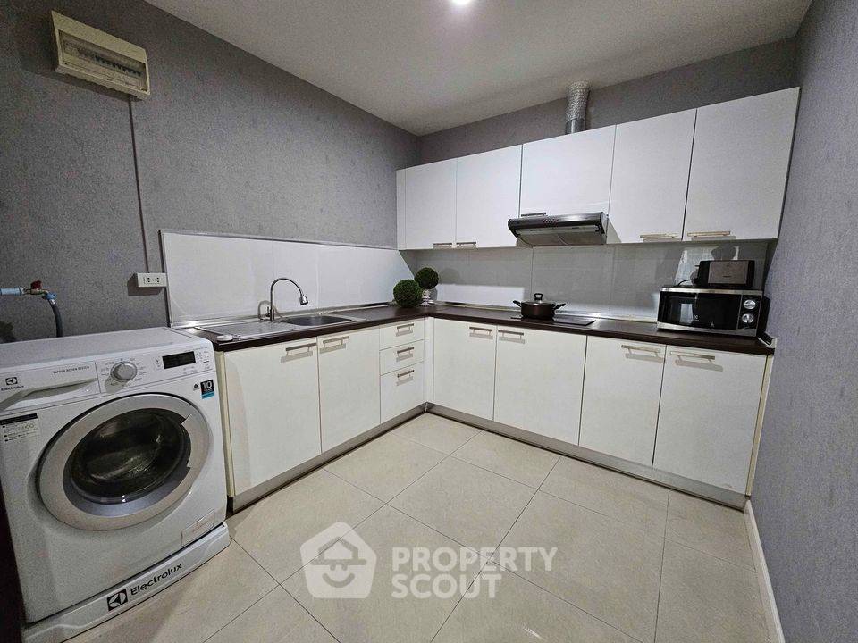 picture 2-BR Condo at Baan Klang Krung Resort near MRT Huai Khwang (ID 1084575) - 5/15