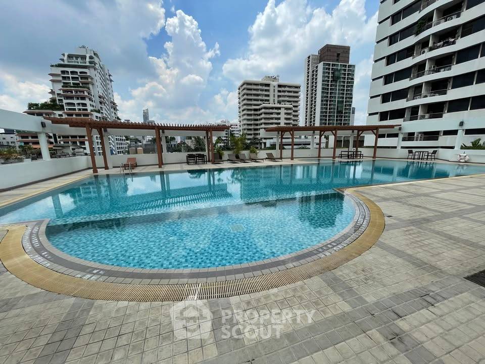 picture 2-BR Condo at Supalai Place Sukhumvit 39 near BTS Phrom Phong (ID 2294376) - 23/32