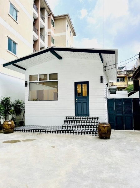 picture Newly built house for rent in the heart of Sathorn, on 38 sq m of land, near BTS Surasak. - 16/17