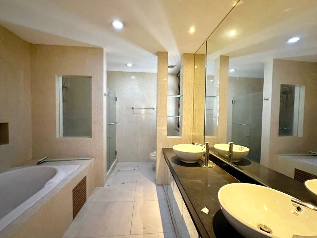 รูป Duplex Suite 2 ชั้น ตึกช้าง - ราคาดีที่สุดในตลาด! พร้อมวิวพาโนรามา คอนโดพื้นที่ 345.23 ตร.ม. โครงสร้างแข็งแรง และเป็นส่วนตัว - รูปที่ 10/14