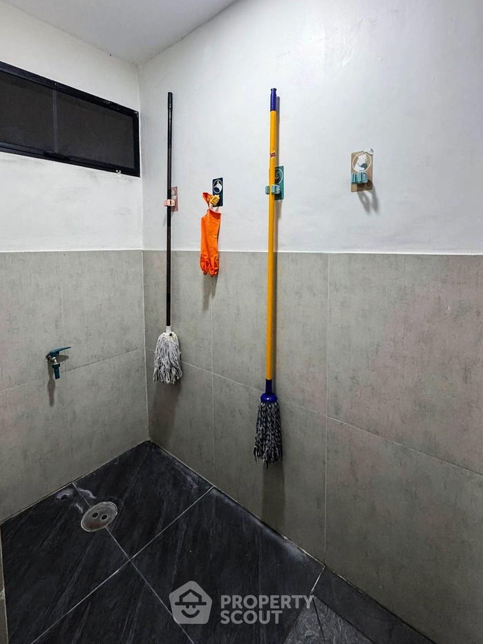 picture 3-BR Condo at Baan Prompong Condominium near MRT Phetchaburi (ID 1991457) - 37/40
