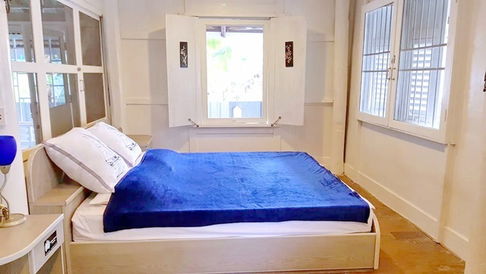 Samsen 9-15 SiSaoThewet Market 1.4km. KhaoSan Rd. 2.8km. Single-storey house for rent Thai vintage s
