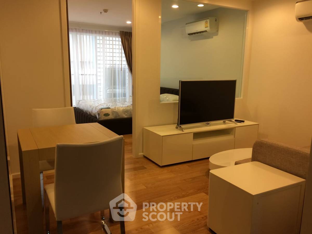 picture 1-BR Condo at 15 Sukhumvit Residences near BTS Nana (ID 1972039) - 2/10