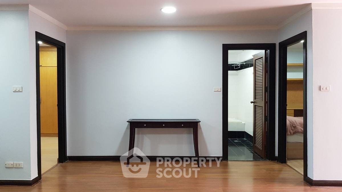 picture 2-BR Condo at Supalai Place Sukhumvit 39 near BTS Phrom Phong (ID 512412) - 4/12
