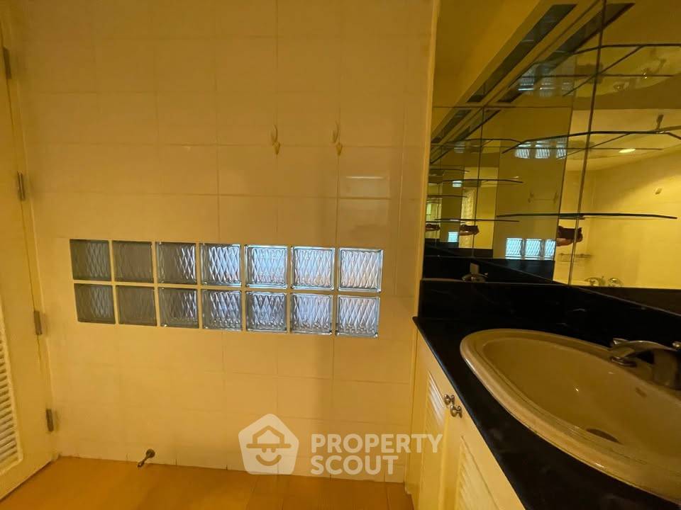picture 2-BR Condo at Supalai Place Sukhumvit 39 near BTS Phrom Phong (ID 2294376) - 16/32