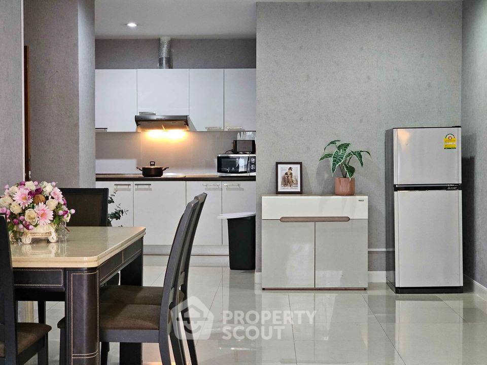 picture 2-BR Condo at Baan Klang Krung Resort near MRT Huai Khwang (ID 1084575) - 4/15