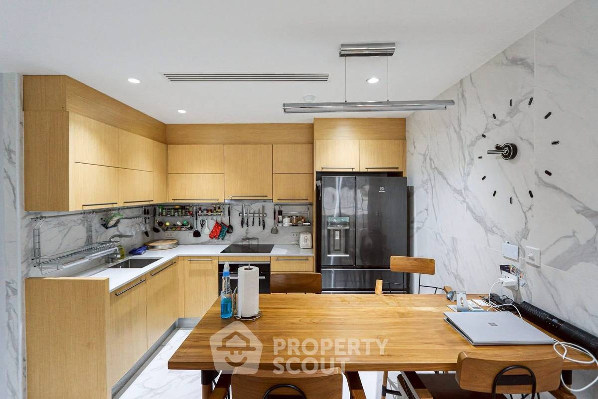 picture 2-BR Condo at Baan Thanon Sarasin Condominium near BTS Ratchadamri (ID 2297112) - 2/14