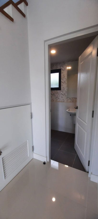 picture Single house for rent, CENTRO Vibhavadi 70 K/permonthCorner house, 63 sq.wa. ,  Usable area: 274 sq m. • 4 bedrooms • 6 bathrooms •  3 covered parking - 7/25