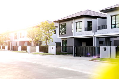 ขายบ้านแฝด : เดอะ ริคโค้ ทาวน์ วงแหวนฯ-ลำลูกกา บ้านแฝดหลังใหญ่ ใกล้ทางด่วน ใกล้รถไฟฟ้าคูคต 