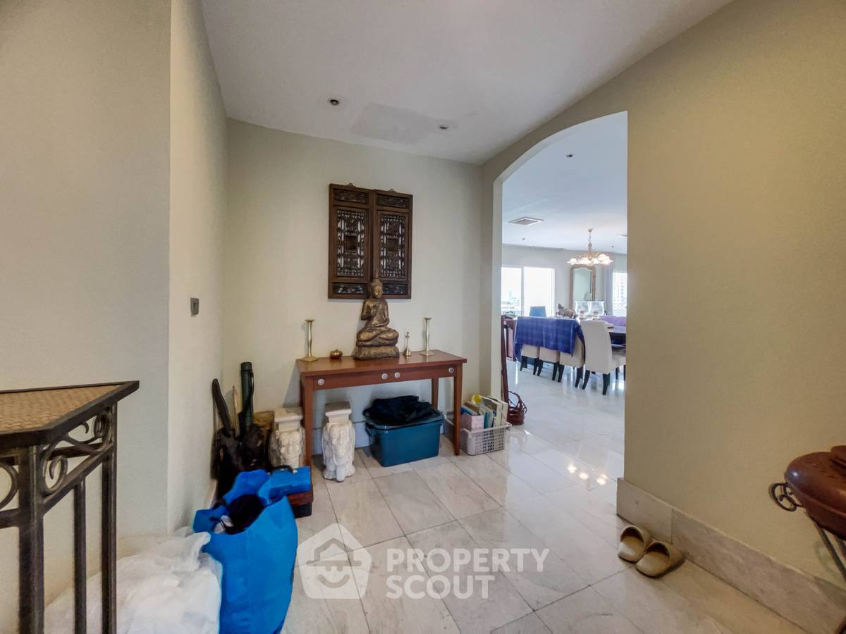 picture 3-BR Condo at 33 Tower near BTS Phrom Phong (ID 2053519) - 2/30