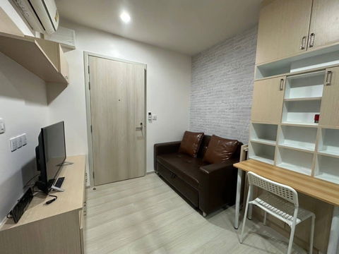 Life Asoke , just a short walk from MRT Phetchaburi and SWU, available for rent at 17,000 THB per month