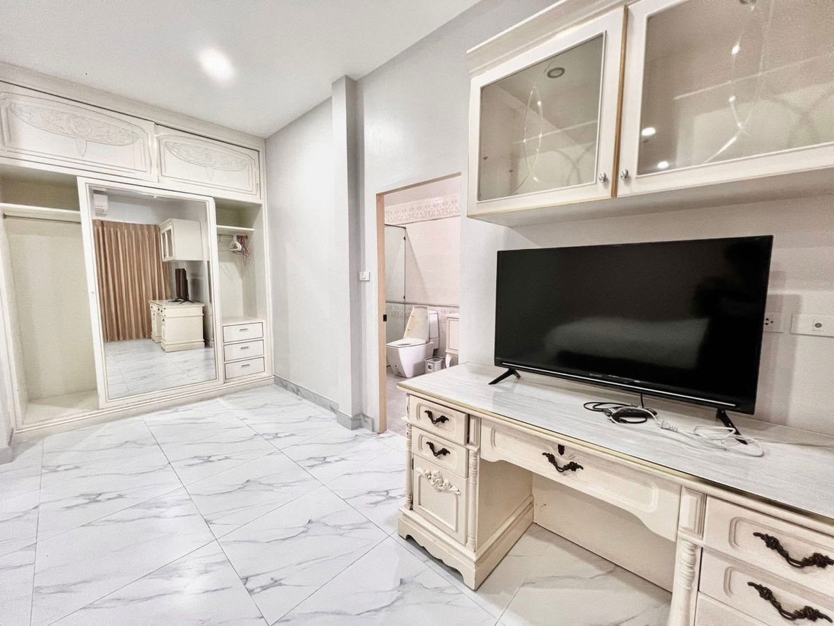 รูป ลวิลล่าหลังใหญ่ เขาตาโล – เอกมงคล 4/1 ราคาเช่า 60,000 บาท/เดือน (รวมค่าทำความสะอาดสระว่ายน้ำรายเดือน) พื้นที่ใช้สอย 500 ตร.ม.  4 ห้องนอน 5 ห้องน้ำ - รูปที่ 2/12