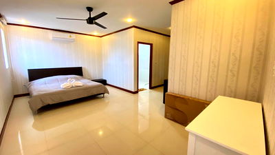 เช่าบ้านเดี่ยว สัตหีบ ชลบุรี : บ้านพูลวิลล่า – จอมเทียน พัทยา ,บ้านเดี่ยว 3 ชั้น 4 ห้องนอน + 1 ห้องเด็ก / 5 ห้องน้ำ,พื้นที่ใช้สอยประมาณ 200 ตร.ม.
