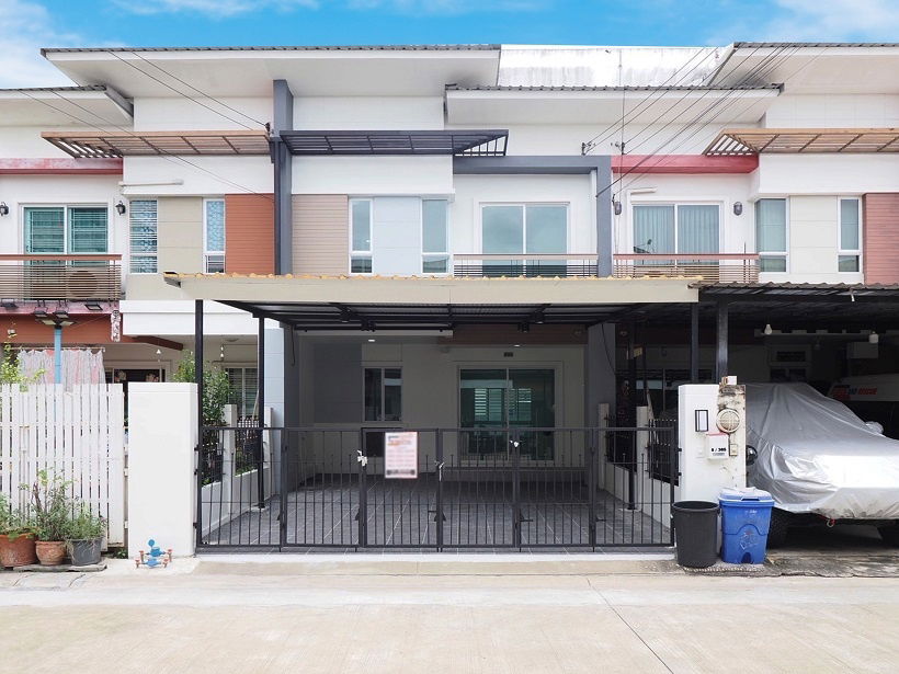 รูป ขายราคาพิเศษ ทาวน์เฮ้าส์ 2 ชั้น 25.1 ตรว. ม.ชวนชื่น เพชรเกษม 3นอน 2น้ำ หลังใหญ่ ทำเลดี ฟังชั่นบ้านดีเยี่ยม พร้อมเฟอร์ รีโนเวทใหม่ [เพชรเกษม81-บางบอน5] - รูปที่ 1/15