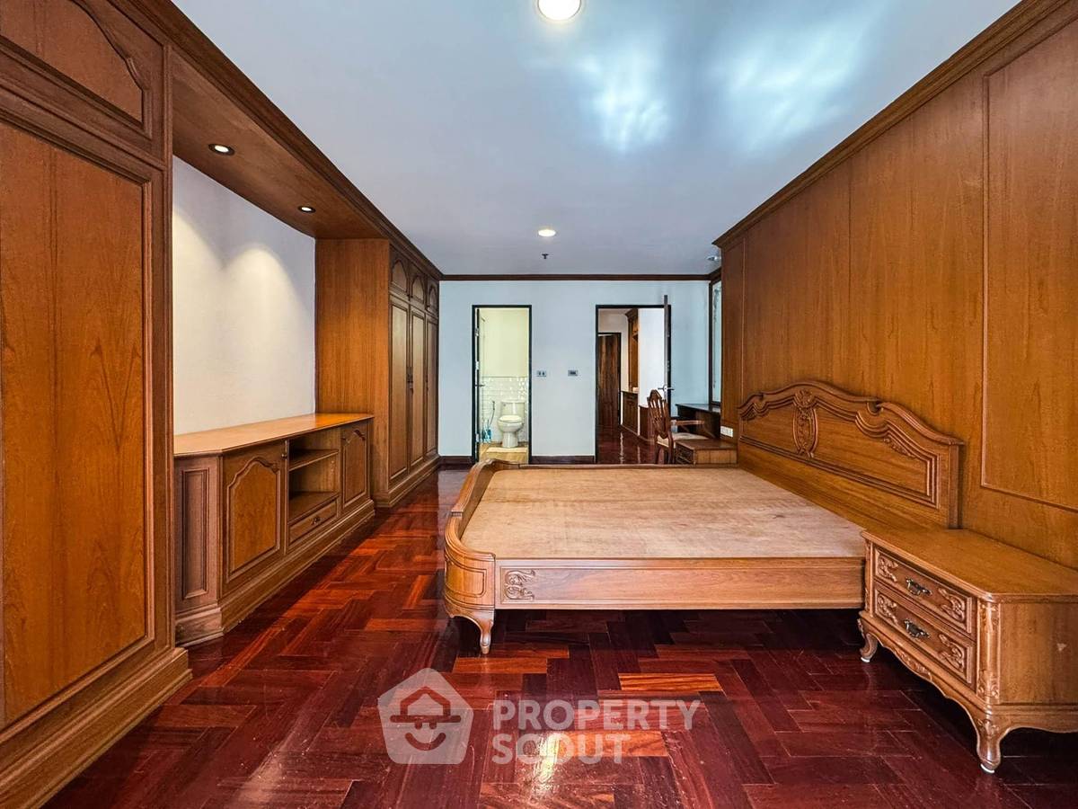 picture 3-BR Condo at Baan Prompong Condominium near MRT Phetchaburi (ID 1991457) - 12/40