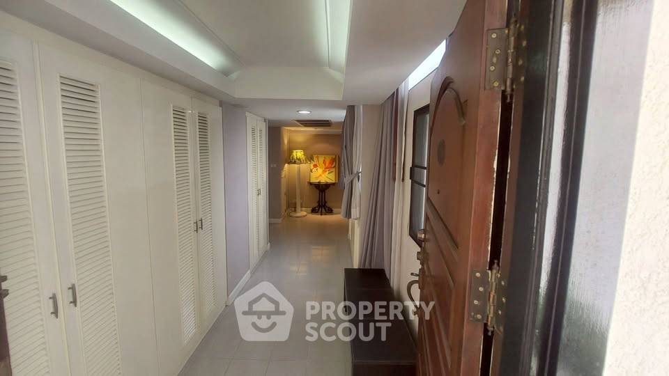 picture 2-BR Condo at Supalai Place Sukhumvit 39 near BTS Phrom Phong (ID 2294376) - 2/32