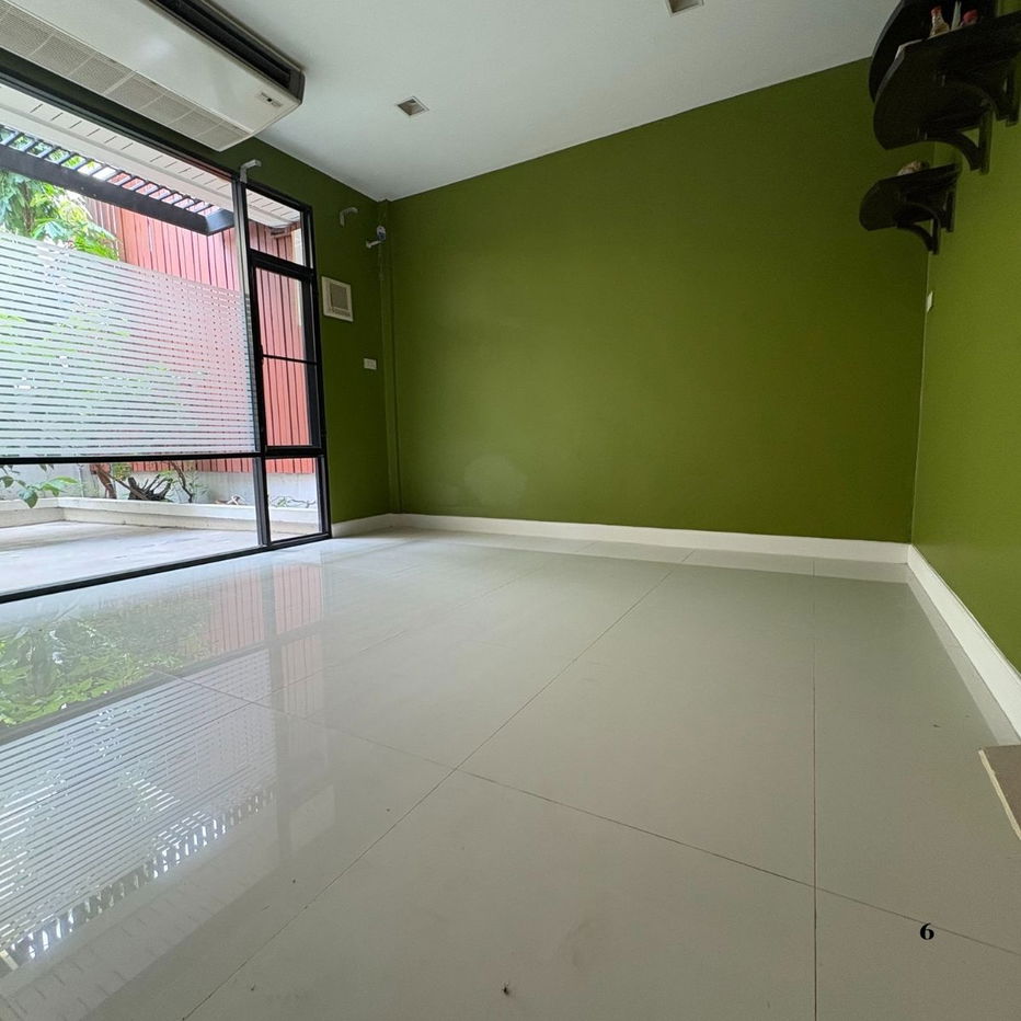 picture 2-Storey Townhouse, Phatthanasuk, Near MRT Pak Kret–Si Rat, Fully Built-In, Move-In Ready - 5/15