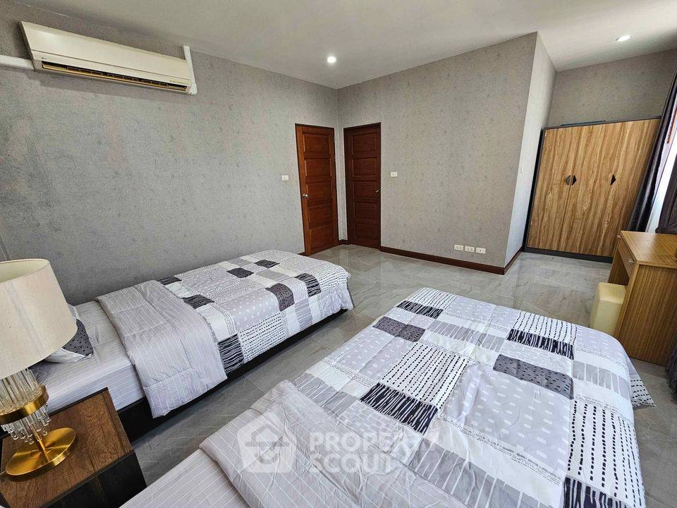 picture 2-BR Condo at Baan Klang Krung Resort near MRT Huai Khwang (ID 1084575) - 6/15