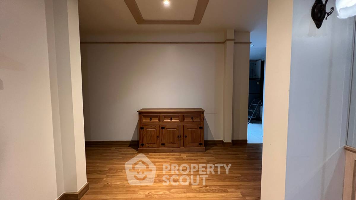 picture 2-BR Condo at The Emporio Place near BTS Phrom Phong (ID 469362) - 10/23