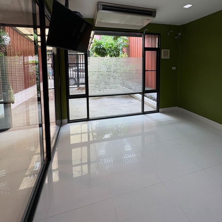 picture 2-Storey Townhouse, Phatthanasuk, Near MRT Pak Kret–Si Rat, Fully Built-In, Move-In Ready - 6/15