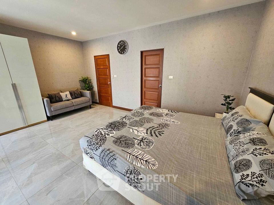 picture 2-BR Condo at Baan Klang Krung Resort near MRT Huai Khwang (ID 1084575) - 12/15