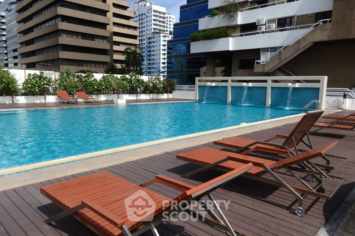 picture 2-BR Condo at Sukhumvit Living Town near MRT Phetchaburi (ID 886862) - 8/11
