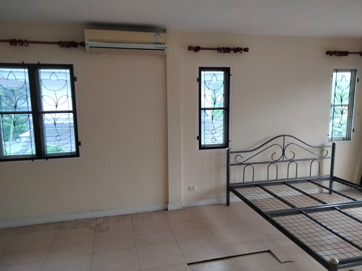 picture Secondhand House for sales. Great location. Reasonable Price. - 14/15