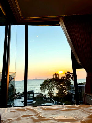 คอนโดให้เช่า : Luxury Beachfront Condo | Price: 45,000 Baht / month Location : Arom Wongamat  Unit on 5th floor with stunning sea view.