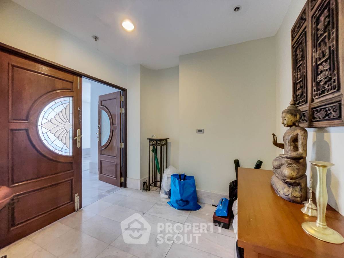 picture 3-BR Condo at 33 Tower near BTS Phrom Phong (ID 2053519) - 3/30