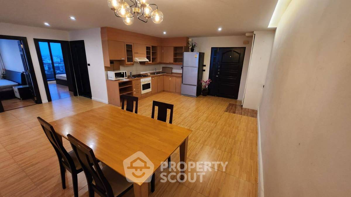 picture 3-BR Condo at Supalai Place Sukhumvit 39 near BTS Phrom Phong (ID 974624) - 3/6