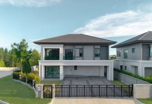 Single house for sale in the Britannia Bangna - Sriwari fully furnished, near Mega Bangna shopping center. Interested? Add me on Line @841qqlnr.