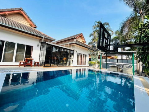 Private House with Swimmimg Pool for  rent in chaiyapruk 2
