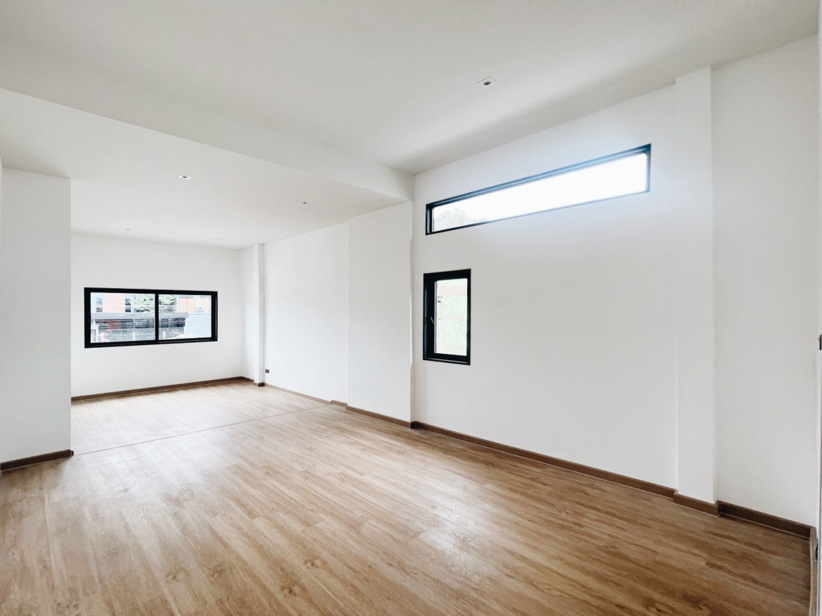 รูป 💎 บ้านเดี่ยวศักยภาพสูง ลาดพร้าว  🏡 เดินทางง่าย เหมาะกับ อยู่อาศัย และ ลงทุนระยะยาว 💰 ราคา 12.69 ล้าน 🚆 ใกล้ รถไฟฟ้า BTS / MRT 🛣️ ใกล้ ทางด่วน - รูปที่ 4/9