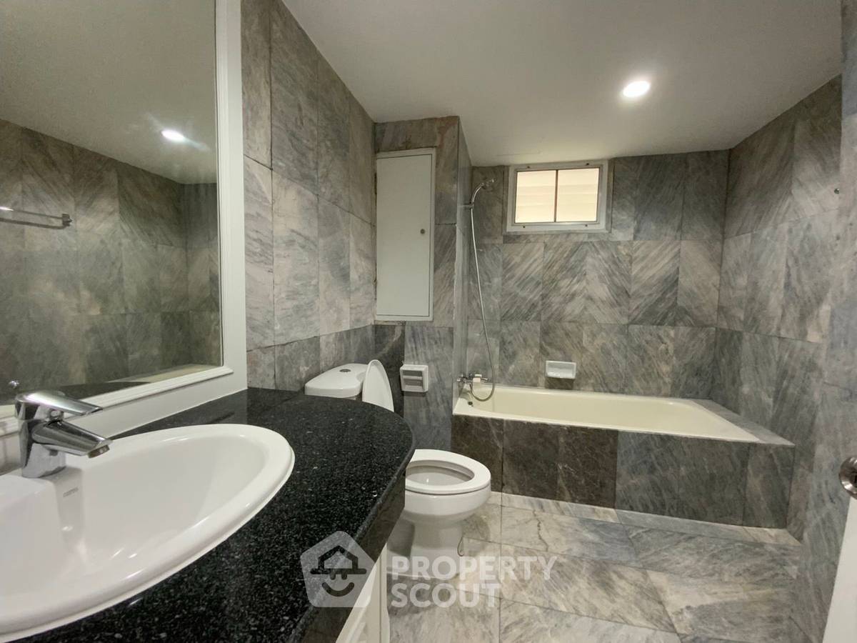 picture 3-BR Condo at Regent On The Park 3 Condominium near MRT Phetchaburi (ID 934974) - 20/25