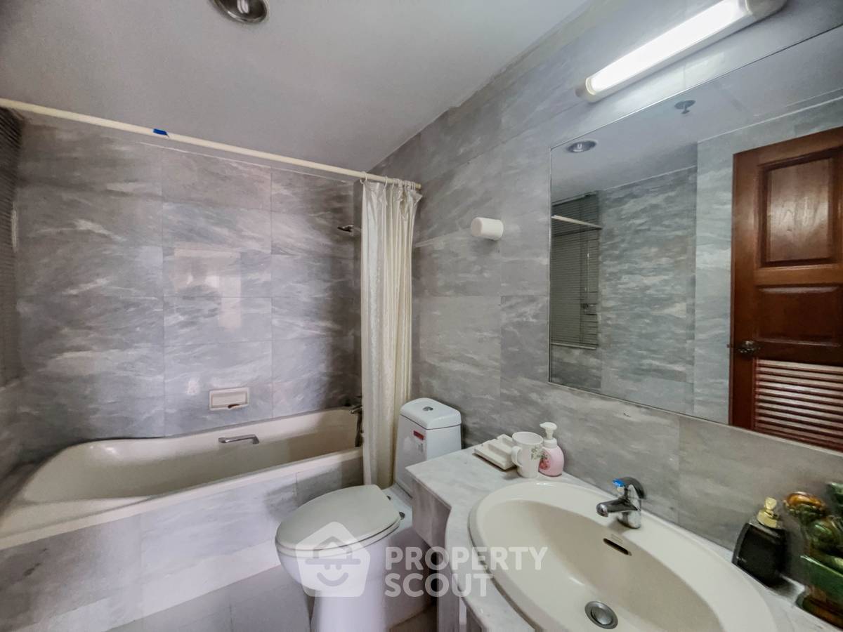 picture 3-BR Condo at 33 Tower near BTS Phrom Phong (ID 2053519) - 22/30