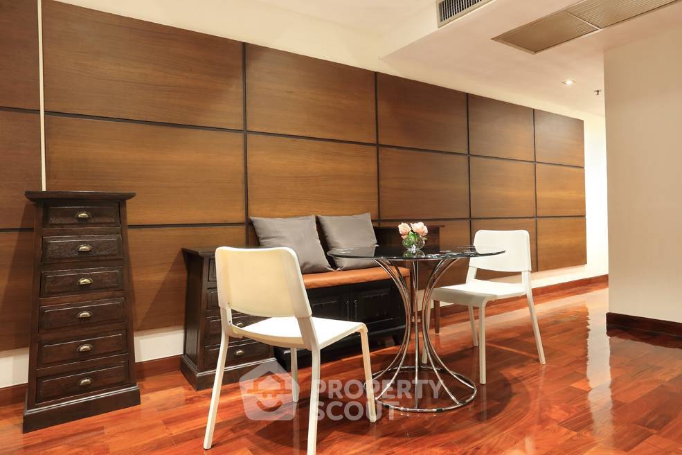 picture 2-BR Condo at Urbana Langsuan Condominium near BTS Ratchadamri (ID 825515) - 2/7