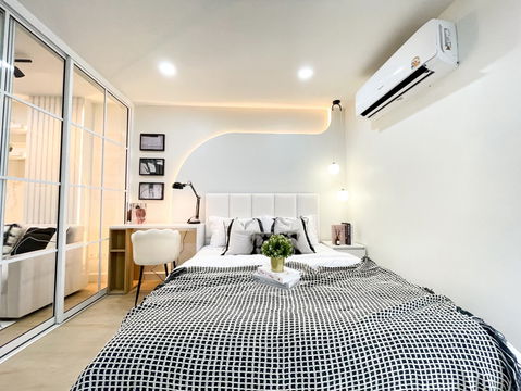  (เจ้าของห้องขายเอง) [ 𝐑𝐚𝐭𝐜𝐡𝐚𝐝𝐚 𝐂𝐢𝐭𝐲 คอนโด ] 𝐌𝐑𝐓 ห้วยขวาง เพียง 𝟓𝟎𝟎 𝐦. | รีโนเวทใหม่กริ้บ | วิวสระ | ผ่อนเริ่ม 𝟔,𝐱𝐱𝐱 บ. 